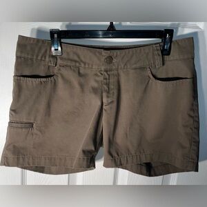 Under Armour Women’s Chino Performance Shorts Size 12 Khaki Low Rise Cotton